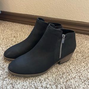 never worn. brand new. still has tag.